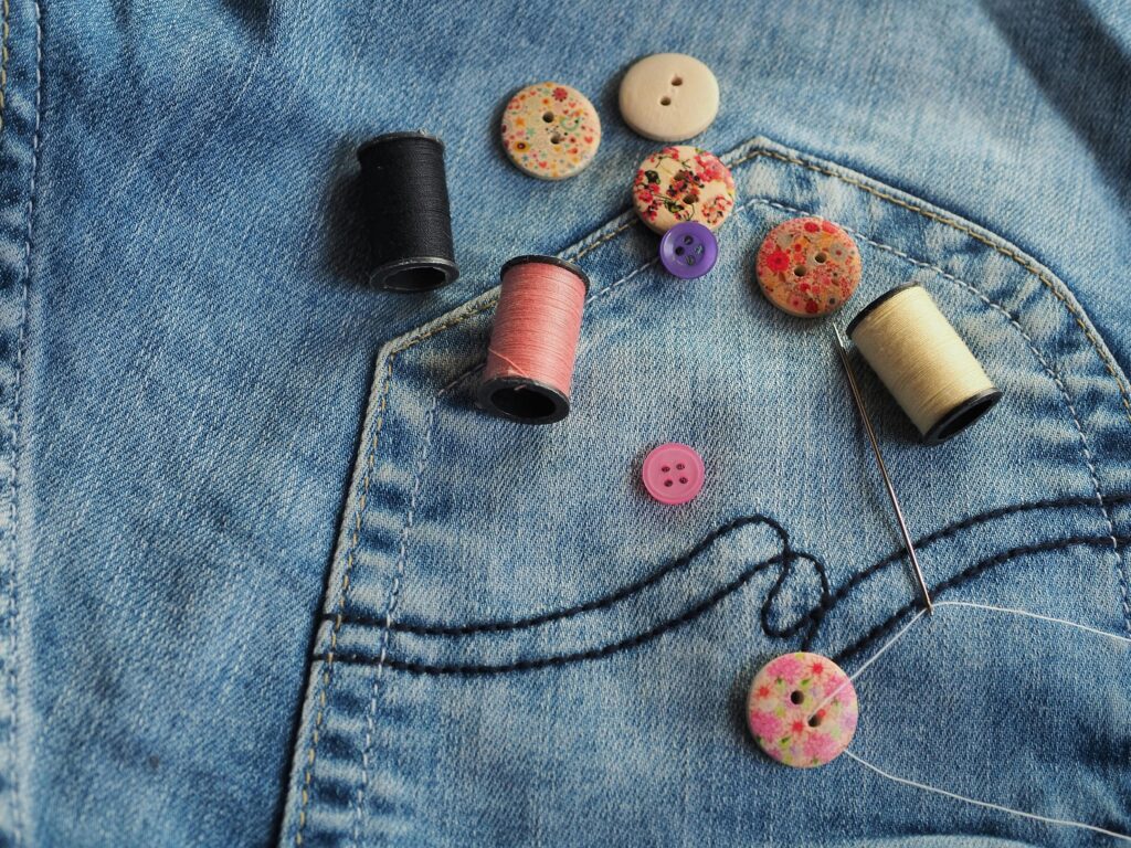 Knopen, zomen, scheuren: Zo herstel je kleding zelf en bespaar je geld Selecteer Knopen, zomen, scheuren: Zo herstel je kleding zelf en bespaar je geld Knopen, zomen, scheuren: Zo herstel je kleding zelf en bespaar je geld