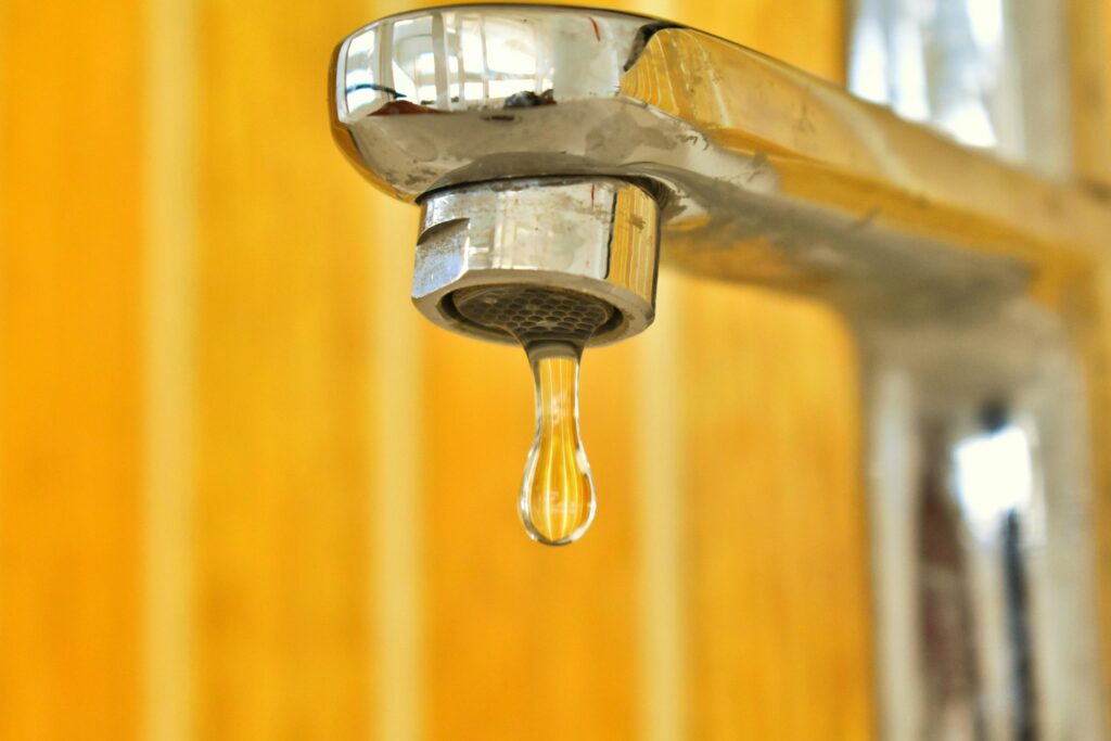 Water besparen in de badkamer en keuken: Praktische tips voor elke dag Water besparen in de badkamer en keuken: Praktische tips voor elke dag