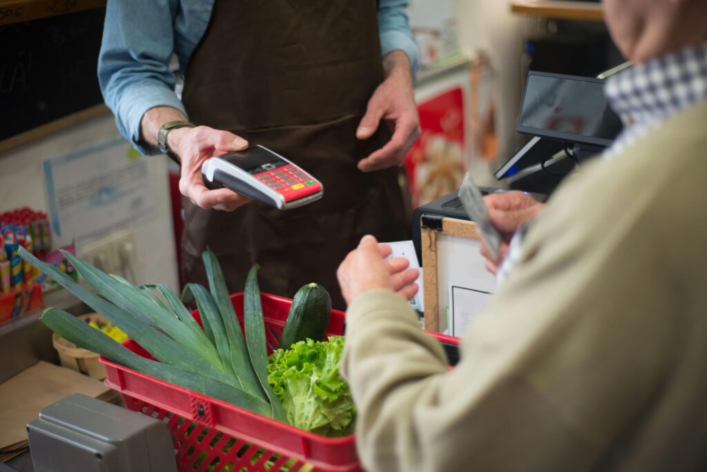 Fysieke kortingsbonnen: Werken ze nog in 2025? Bespaar je echt nog geld met fysieke kortingsbonnen in een wereld waarin digitale deals, apps en QR-codes de boventoon voeren? Het is een logische vraag in een tijd waarin technologie het koopgedrag van consumenten razendsnel verandert. Toch zijn papieren kortingsbonnen nog lang niet verdwenen. Sterker nog, ze spelen in 2025 nog steeds een verrassend relevante rol – vooral voor wie weet waar en hoe je ze slim inzet. In dit artikel onderzoeken we waarom fysieke kortingsbonnen nog steeds bestaan, wat hun voordelen zijn, en hoe jij er maximaal van kunt profiteren in je maandelijkse uitgaven.